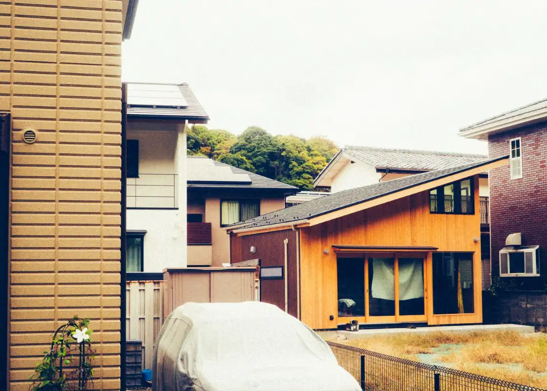 木の外壁と大きな窓がある、東京の住宅街の家